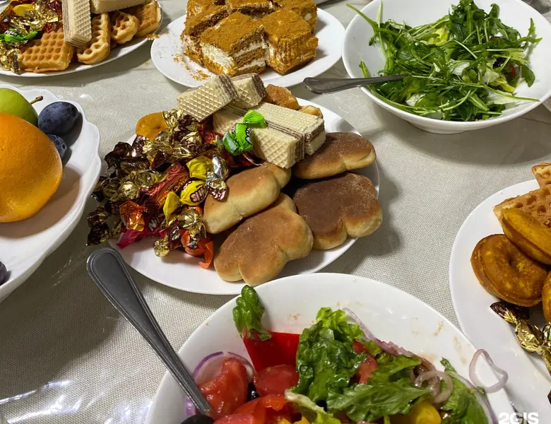 Накрытый банкетный стол с закусками и выпечкой