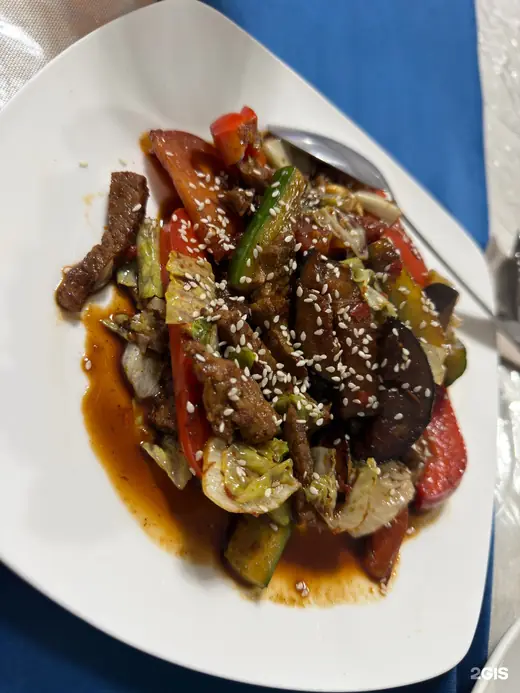 Горячее блюдо: мясо с овощами в соусе