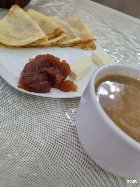 Блины с вареньем и кофе на завтрак