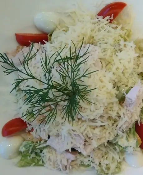 Салат с зеленью и помидорами