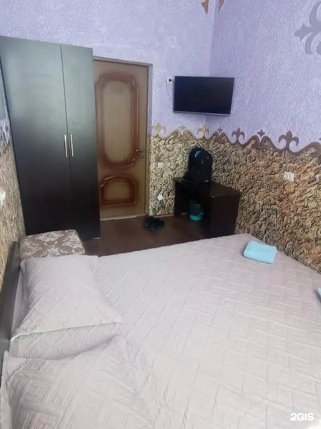Номер с двуспальной кроватью, шкафом и телевизором